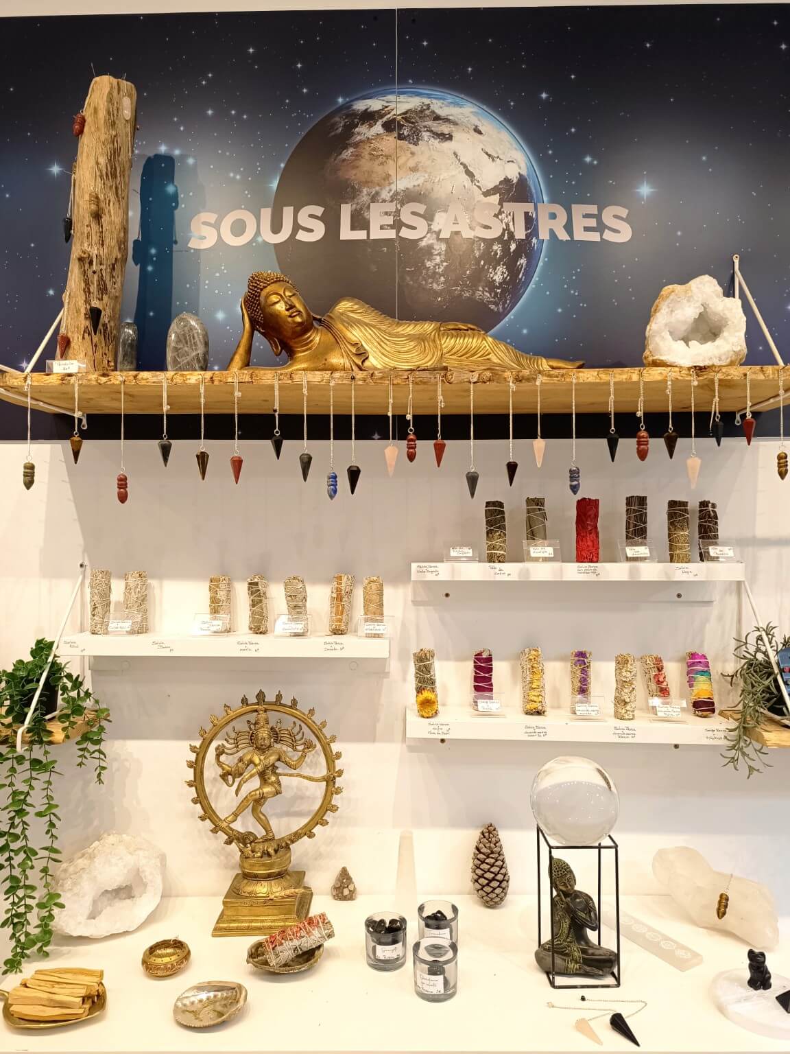 Pendules et objets divinatoires présentés en boutique