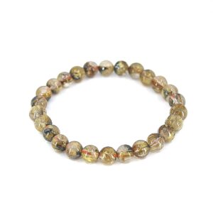 Bracelet de perles translucides de 6 mm avec filaments dorés et inclusions sombres, sur fond blanc