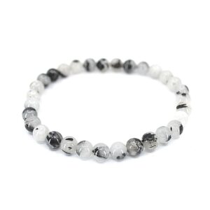 Bracelet de perles translucides de 6 mm avec inclusions noires de tourmaline sur fond blanc