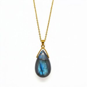 Collier Goutte Labradorite avec chaîne et bélière dorées sur fond clair