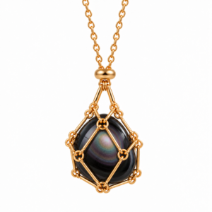 Collier Écrin au trésor doré avec pierre naturelle en obsidienne œil céleste sur fond blanc