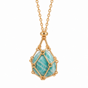 Collier Écrin au trésor doré avec pierre naturelle en amazonite sur fond blanc