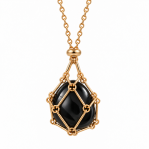 Collier Écrin au trésor doré avec pierre naturelle en obsidienne noire sur fond blanc