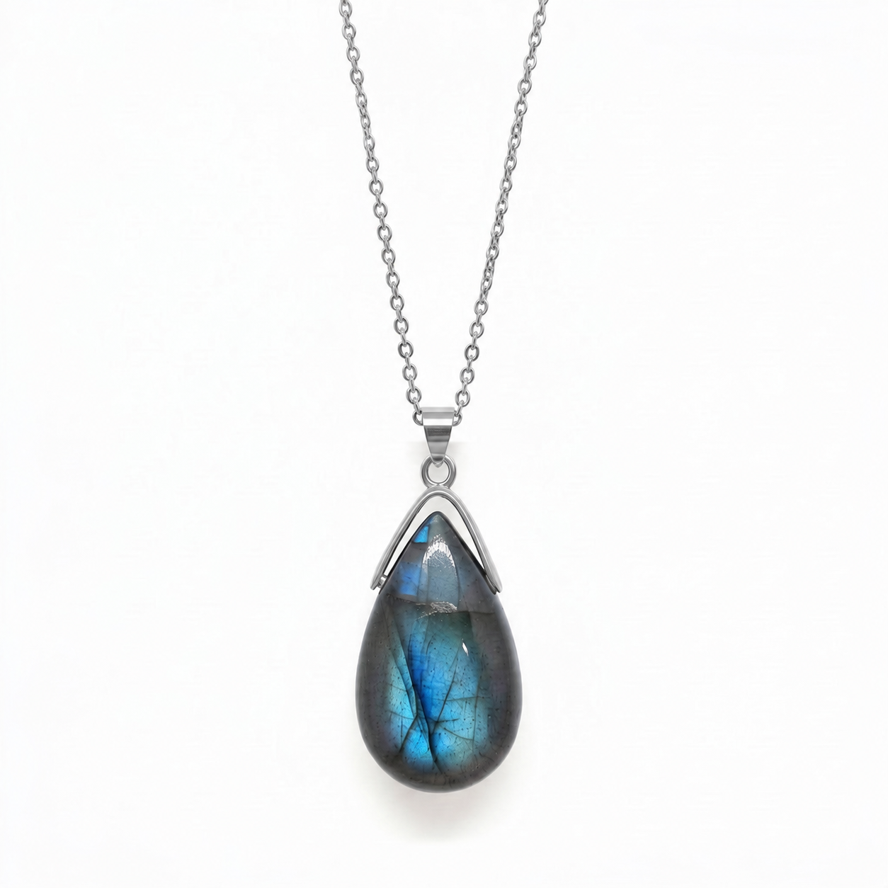 Collier Goutte Labradorite avec chaîne et bélière argentées sur fond clair
