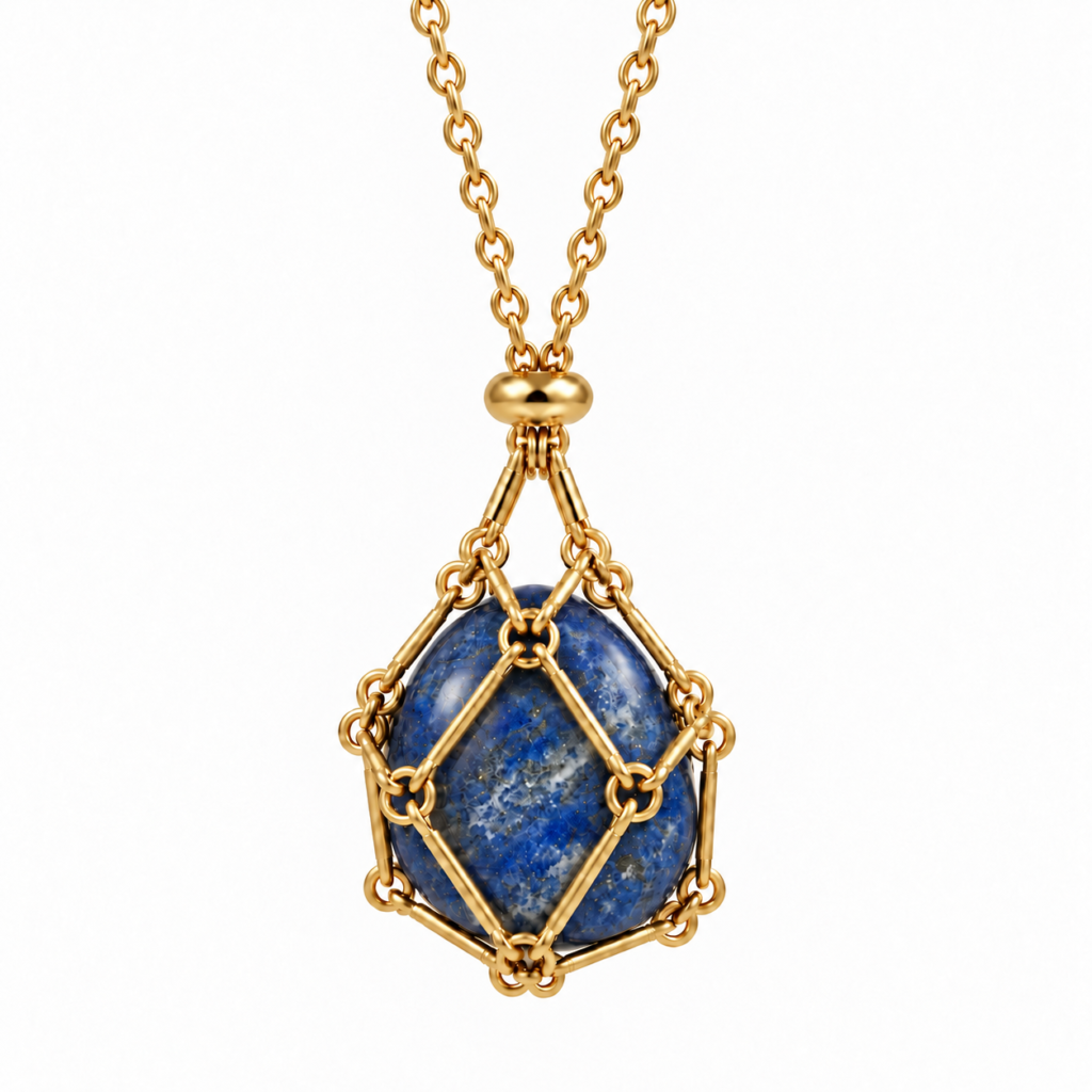 Collier Écrin aux trésors en lapis-lazuli avec finition dorée sur fond blanc
