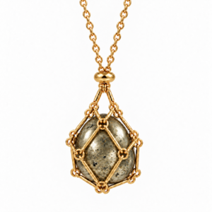 Collier Écrin aux trésors en pyrite avec finition dorée sur fond blanc