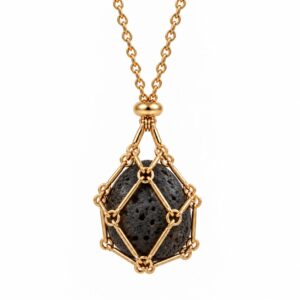 Collier Écrin au trésor doré avec pierre de lave noire sur fond blanc