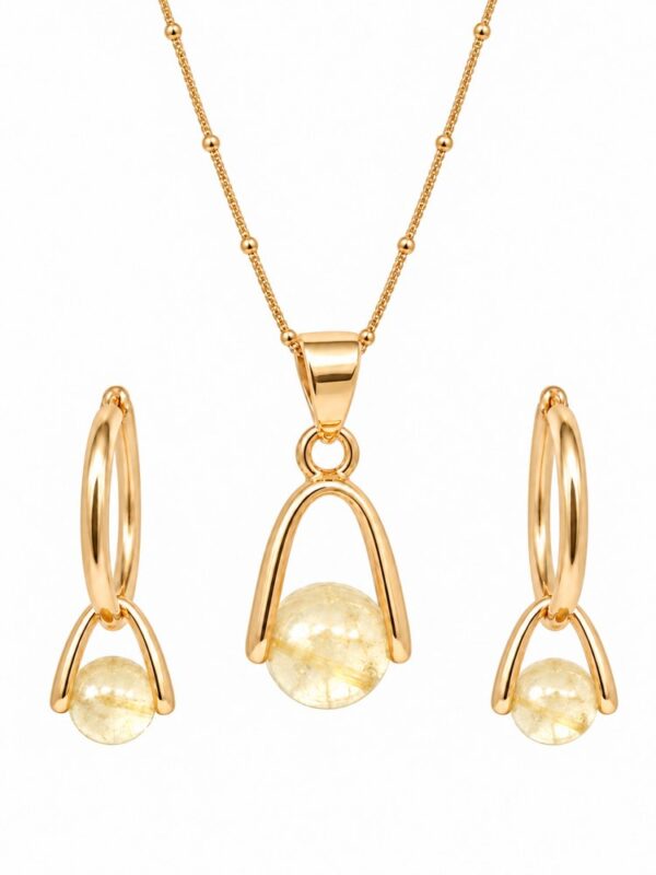 Parure Éclat dorée en citrine : collier et boucles d’oreilles sur fond blanc