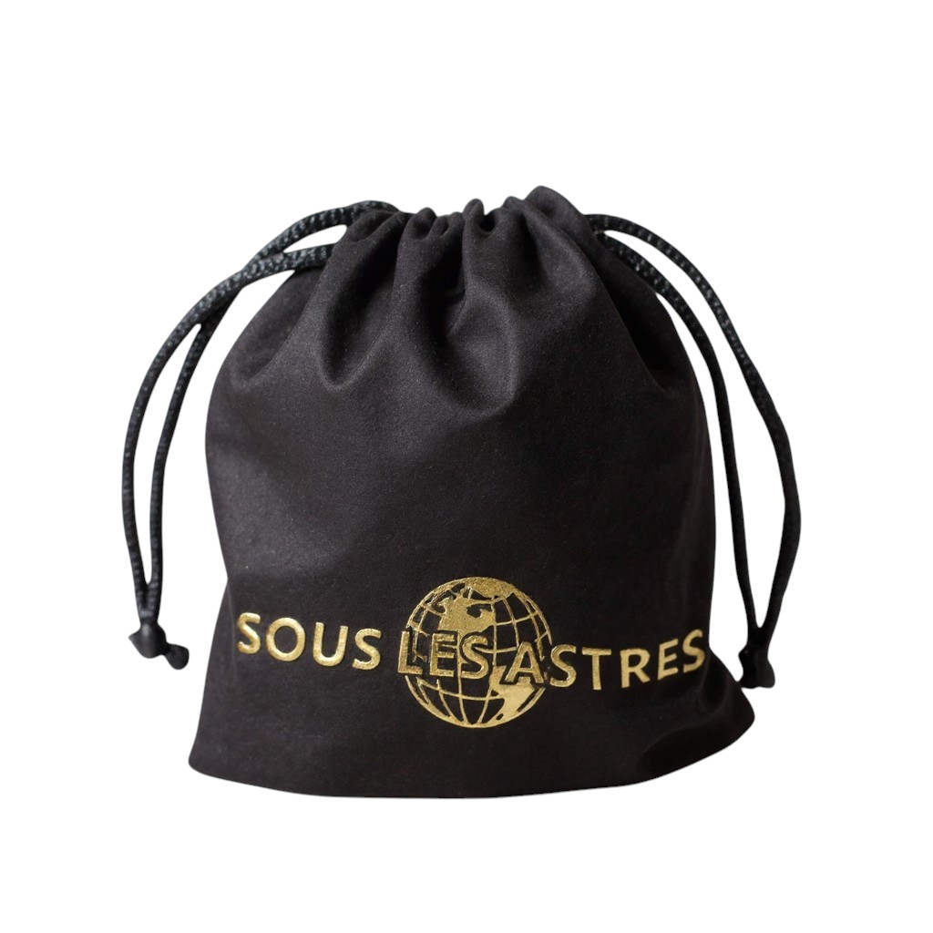 Pochette noire SousLesAstres à cordons avec logo doré sur fond blanc