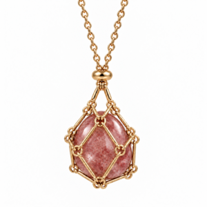 Collier Écrin au trésor doré avec quartz fraise rose sur fond blanc
